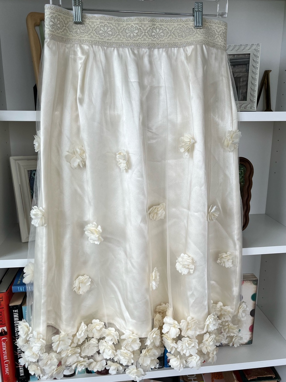 Crazy Fab cream skirt with mesh overlay with 3D flowers 🌺 Size M/L